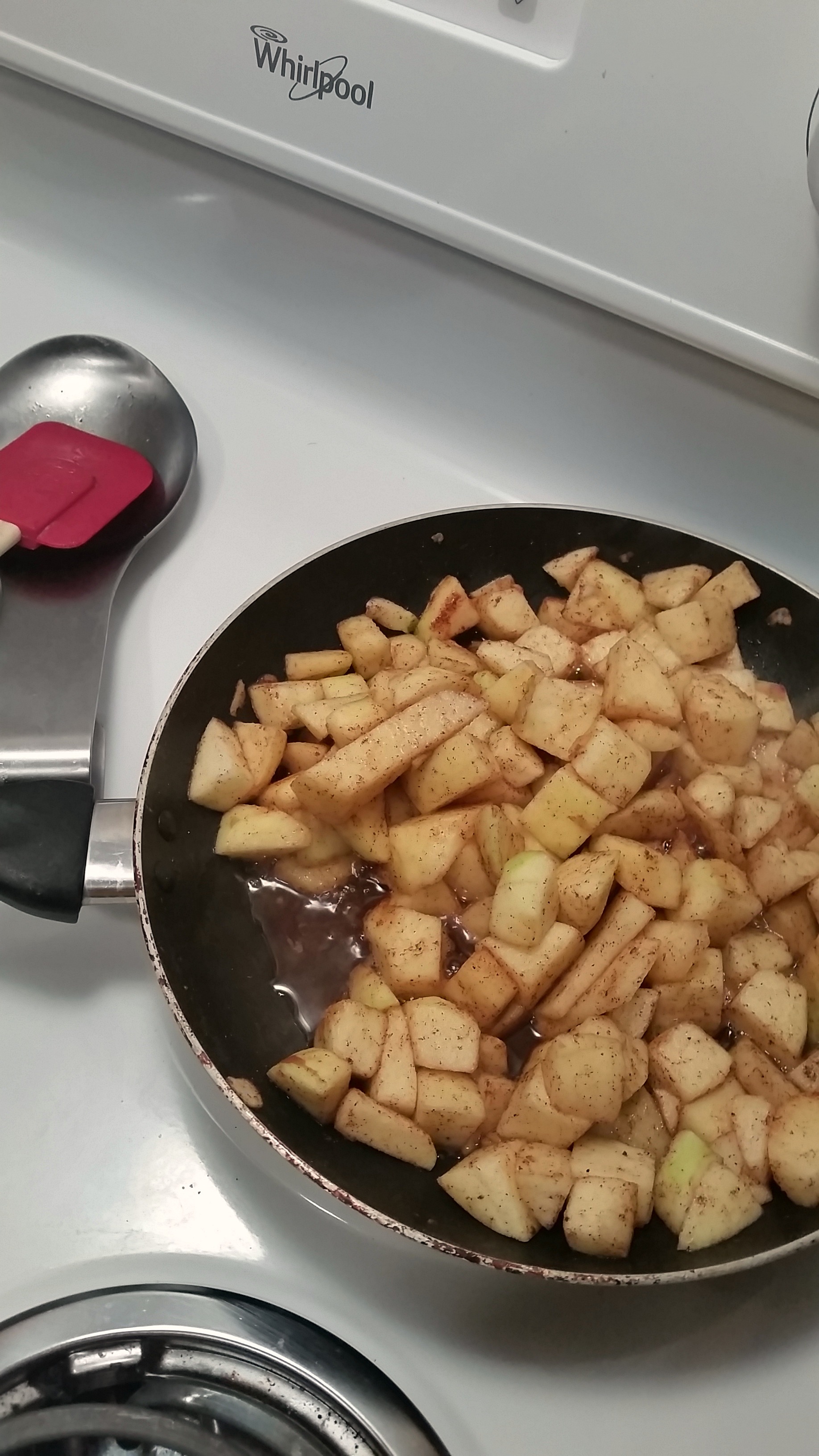 Skinny(ish) Apple Pie Recipe with Cinnamon Roll Crust - Meredith Rines